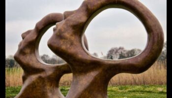 Bronze Blooms: alura sculpturală în refugiul tău în aer liber