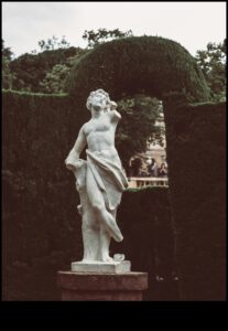 Minunății sculpturale: creați eleganță în aer liber cu artă în grădină