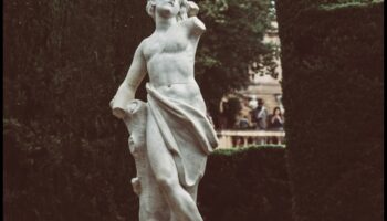 Minunății sculpturale: creați eleganță în aer liber cu artă în grădină