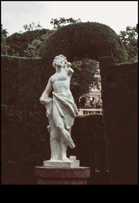 Minunății sculpturale: creați eleganță în aer liber cu artă în grădină