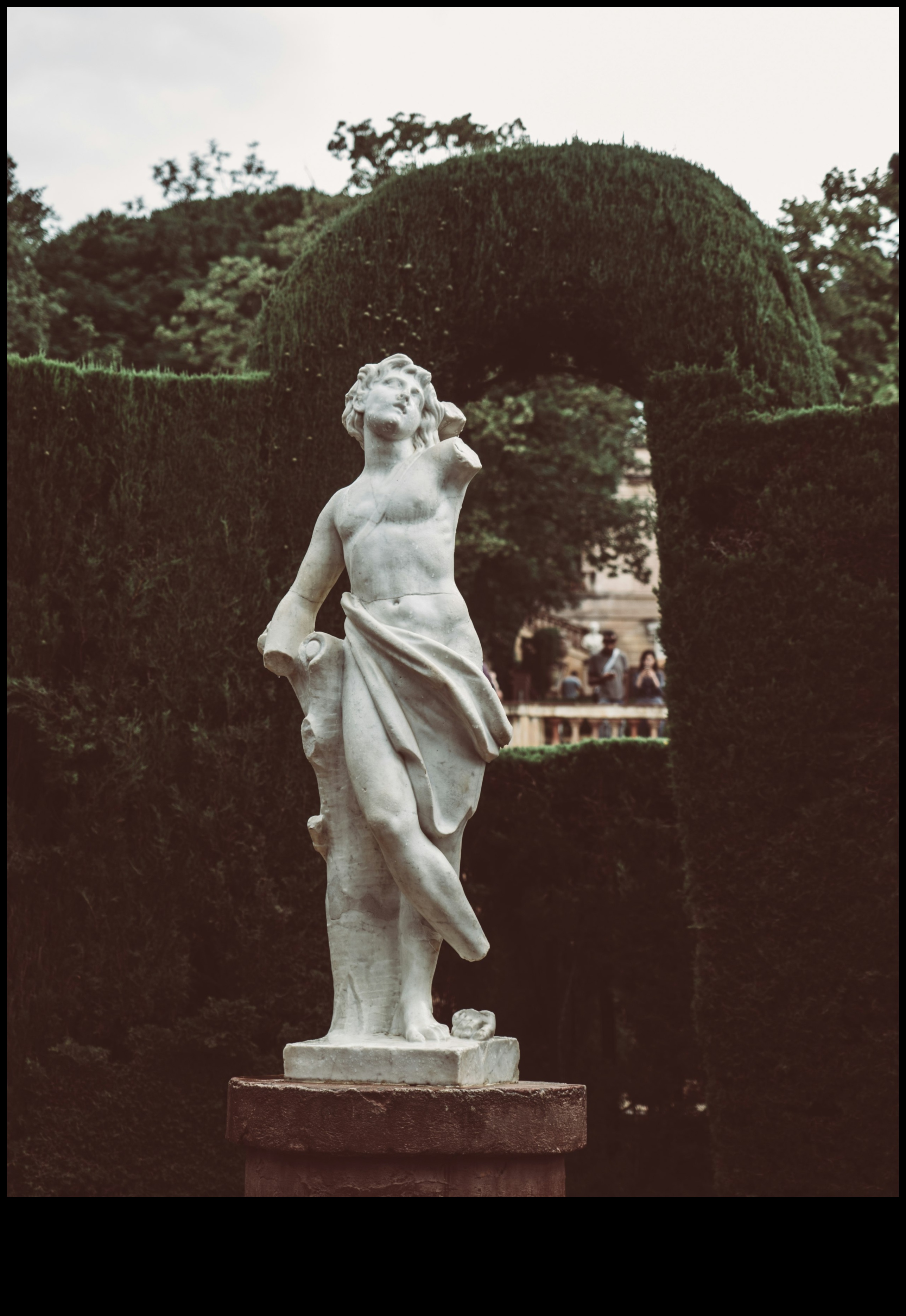 Minunății sculpturale: creați eleganță în aer liber cu artă în grădină