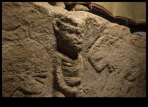 Povești sculptate: Descoperirea narațiunilor siturilor culturale